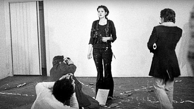 Художница стояла 6 часов смирно позволив зрителям творить с ней что угодно